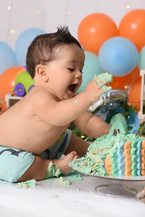 bebe batendo no bolo em ensaio smash the cake no tatuape'