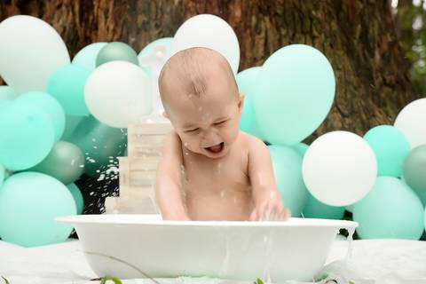 bebe tomando banho no parque depois do smash the cake'