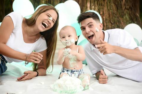 papai e mamae com o bebe no ensaio smash the cake no parque ibirapuera'