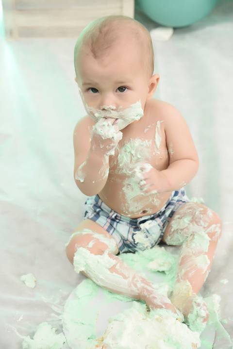 bebe sujo de bolo em ensaio smash the cake externo tema degrade verde'