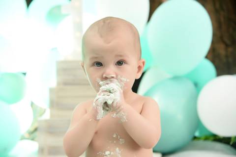 bebe experimentando bolo em ensaio smash the cake tema verde'