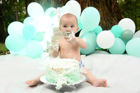bebe destruindo o bolo em ensaio de um ano, smash the cake no parque ibirapuera '