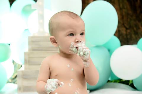 bebe comendo bolo em ensaio smash the cake clean'