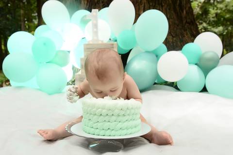 smash the cake externo, bebe caindo de boca no bolo, bebe experimentando bolo com a boca, ensaio do bolo com bebe se divertindo'