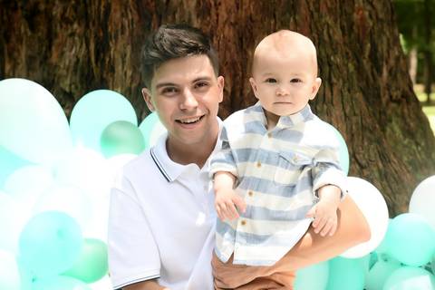 ensaio familia externo, foto com papai no parque'