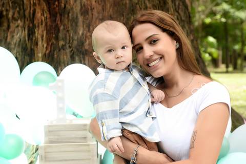 ensaio familia externo, foto com  mamae no parque'