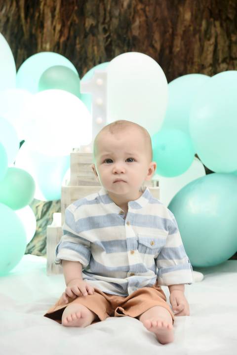 bebe um ano em ensaio com baloes no parque, smash the cake tema verde'