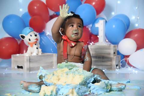 ensaio com baloes um ano, bebe com bolo em ensaio fotografico, fotografa infantil no tatuape'