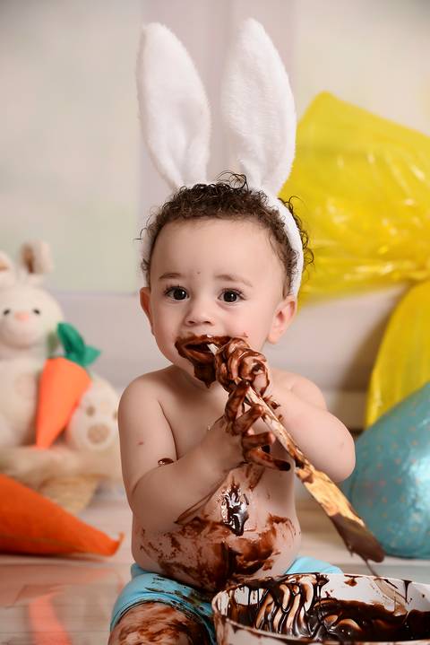 ensaio pascoa tatuape, estudio fotografico infantil, ensaio com chocolate, pascoa 2021 com chocolate, ensaio de bebe, fotografa tatuape, ensaio tematico de bebe'