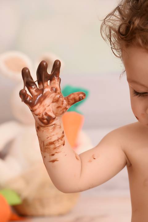 ensaio pascoa tatuape, estudio fotografico infantil, ensaio com chocolate, pascoa 2021 com chocolate, ensaio de bebe, fotografa de bebe tatuape, mão de bebe'