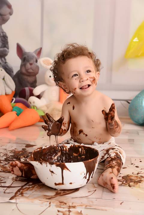 bebe se lambuzando com chocolate, ensaio pascoa tatuape, estudio fotografico infantil, ensaio com chocolate, pascoa 2021 com chocolate, ensaio de bebe, fotografa tatuape'