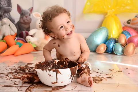 bebe brincando com chocolate derretido, ensaio pascoa tatuape, estudio fotografico infantil, ensaio com chocolate, pascoa 2021 com chocolate, ensaio de bebe, fotografa tatuape'