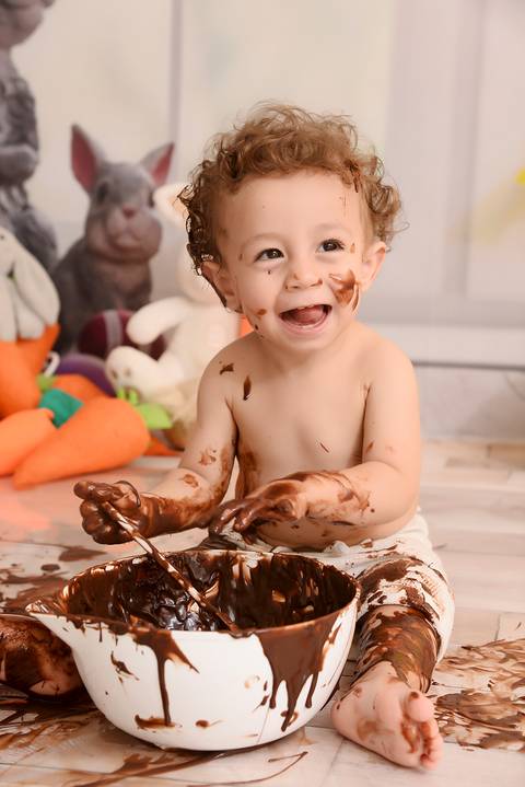 ensaio pascoa tatuape, estudio fotografico infantil, ensaio com chocolate, pascoa 2021 com chocolate, ensaio de bebe, fotografa tatuape, ensaio com chocolate derretido'