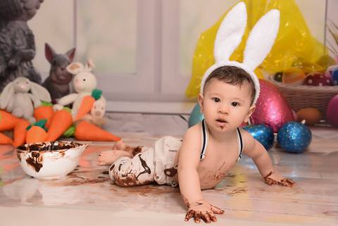 bebe sujo de chocolate, ensaio pascoa tatuape, estudio fotografico infantil, ensaio com chocolate, pascoa 2021 com chocolate, ensaio de bebe, fotografa tatuape'