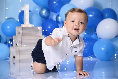 smash the cake degrade azul, ensaio de um ano, bebe engatinhando no cenario'