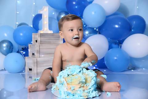 bolo destruido em ensaio smash the cake tema azul, smash the cake clean tatuape'