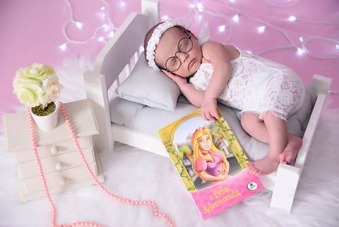 newborn, newborn tatuape, newborn em casa, fotografa newborn tatuape, cenario caminha com bebe lendo, bebe com oculos'