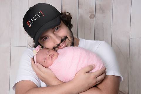 newborn, newborn tatuape, newborn em casa, fotografa newborn tatuape, foto com papai, papai de menina'