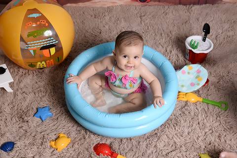 ensaio de verao, ensaio temático tatuapé, fotografa infantil tatuape, karol endrigue fotografia infantil, ensaio 8 meses com água, fotografia de bebe de cima'