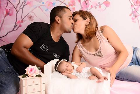 newborn menina, newborn um mes, ensaio de bebe caminha. Fotografa newborn tatuape, foto com os pais'