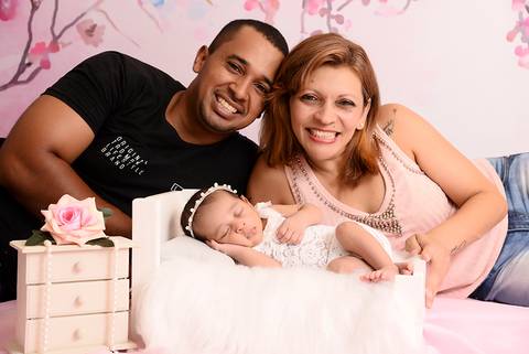 newborn menina, newborn um mes, ensaio de bebe caminha. Fotografa newborn tatuape, foto com papai e mamae'
