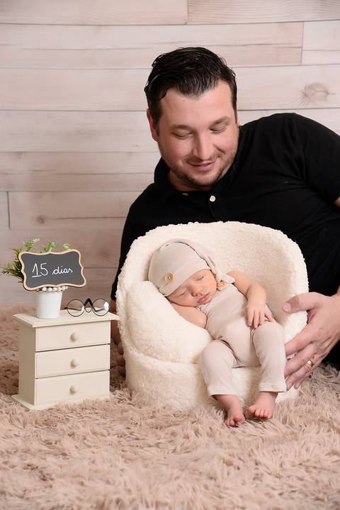 newborn menino, ensaio newborn tatuape, newborn em casa, fotografa newborn. ensaio newborn com o pai'