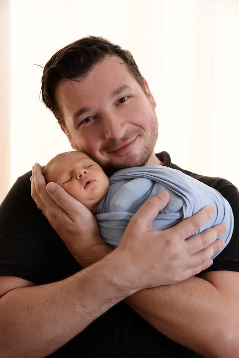 newborn menino, ensaio newborn tatuape, newborn em casa, fotografa newborn, foto de bebe com o pai'