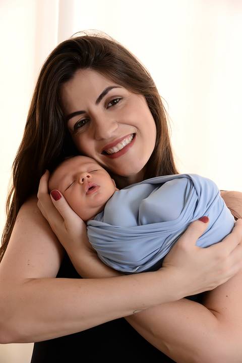 newborn menino, ensaio newborn tatuape, newborn em casa, fotografa newborn, ensaio recem nascido com a mae'