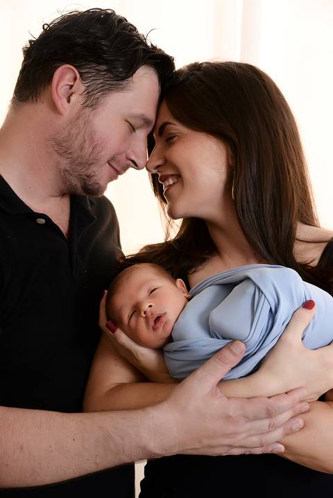 newborn menino, ensaio newborn tatuape, newborn em casa, fotografa newborn, ensaio recem nascido com os pais, newborn tatuape'