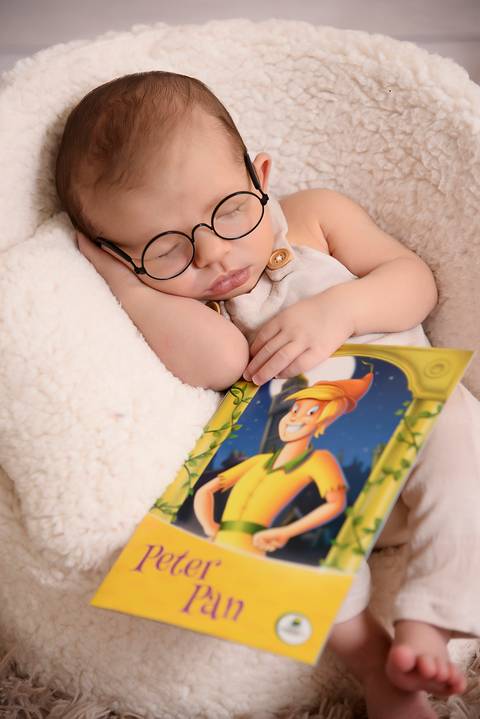 newborn menino, ensaio newborn tatuape, newborn em casa, fotografa newborn. bebe segurando livro'