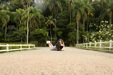 ensaio 15 anos, ensaio debutante, ensaio externo, ensaio parque, ensaio horto florestal, ensaio teen, foto deitada no chao'