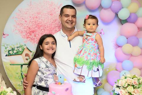 festa em casa, fotografa tatuape, cobertura fotografica de aniversario, aniversario infantil, aniversario em casa, foto do papai com as filhas'