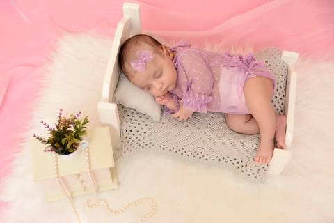 Newborn em casa, newborn em domicilio, ensaio recem nascido menina em casa, fotografo tatuape, newborn lifestyle, fotos bebe, bebe dormindo na caminha'