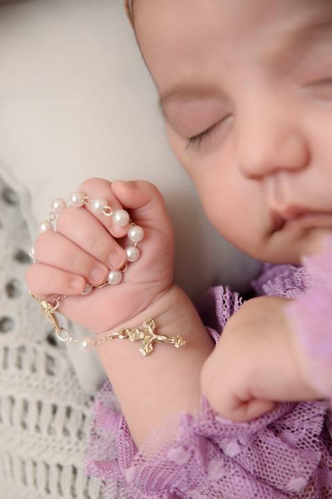 Newborn em casa, newborn em domicilio, ensaio recem nascido menina em casa, fotografo tatuape, newborn lifestyle, fotos bebe, bebe segurando terço'