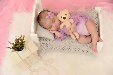 Newborn em casa, newborn em domicilio, ensaio recem nascido menina em casa, fotografo tatuape, newborn lifestyle, fotos bebe, bebe dormindo segurando ursinho'