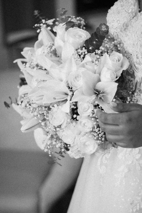 casal durante cerimônia de casamento'