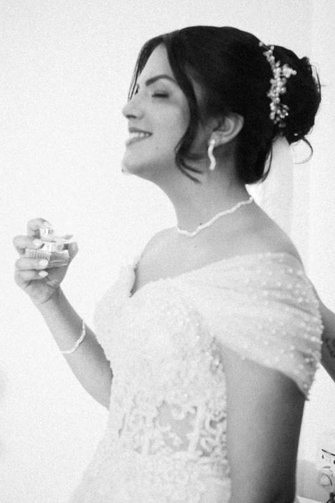 casal durante cerimônia de casamento'