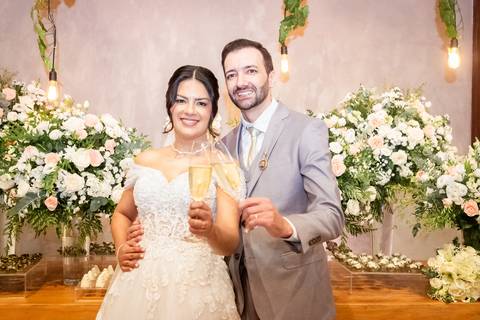 casal durante cerimônia de casamento'