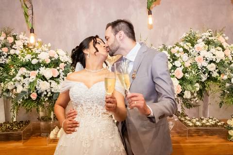 casal durante cerimônia de casamento'