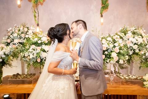 casal durante cerimônia de casamento'