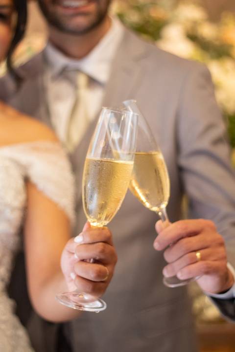 casal durante cerimônia de casamento'