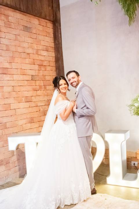casal durante cerimônia de casamento'