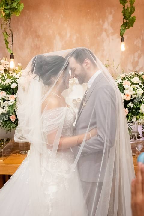 casal durante cerimônia de casamento'
