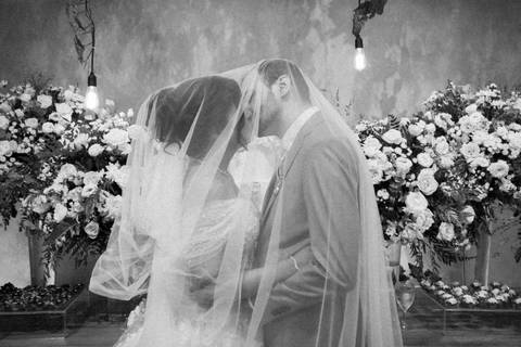 casal durante cerimônia de casamento'