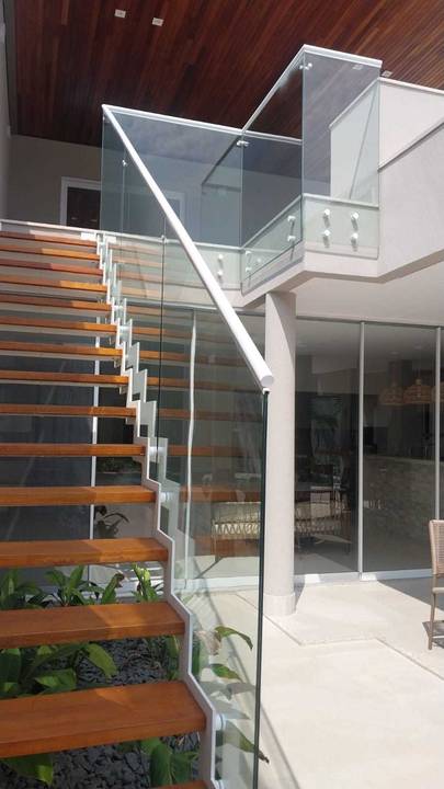 Guarda-corpo em vidro com perfil U e corrimão único'