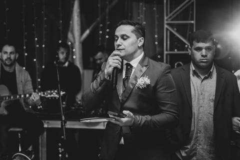 Noivo cantando na entrada da Noiva'