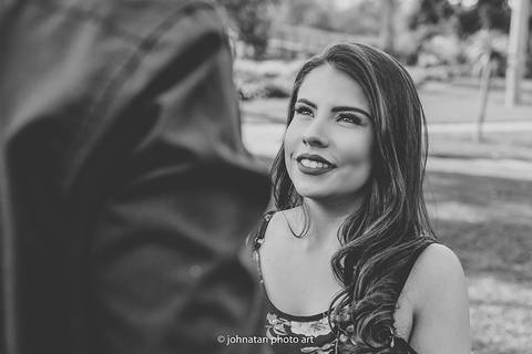 Ensaio de casal na cidade de Araguari Minas Gerais. Noiva Esther e Noivo Jordan. Realizamos esta sessão de fotos na fazenda Sacomam, que é simplesmente um lindo lugar para estar com a pessoa amada. 

 Ensaio Pré Wedding'