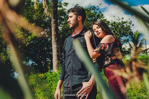 Ensaio de casal na cidade de Araguari Minas Gerais. Noiva Esther e Noivo Jordan. Realizamos esta sessão de fotos na fazenda Sacomam, que é simplesmente um lindo lugar para estar com a pessoa amada. 

 Ensaio Pré Wedding'