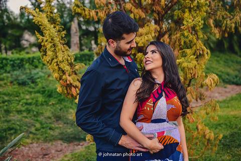 Ensaio de casal na cidade de Araguari Minas Gerais. Noiva Esther e Noivo Jordan. Realizamos esta sessão de fotos na fazenda Sacomam, que é simplesmente um lindo lugar para estar com a pessoa amada. 

 Ensaio Pré Wedding'