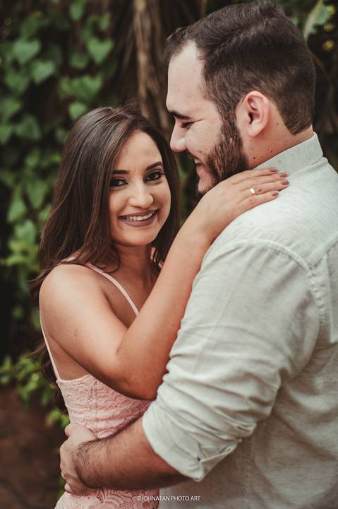 Ensaio Leticia e Alison. Fotografia em um local ideal para ensaio pre wedding na cidade de Araguari.'